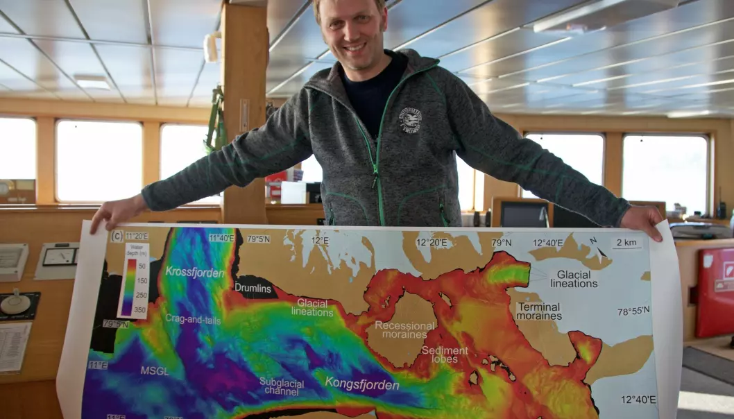 Matthias Forwick med et nytt kart over havbunnen i Kongsfjorden. Kartdataene er samlet inn og gjort tilgjengelig av Kartverket. (Foto: Karine Nigar Aarskog)