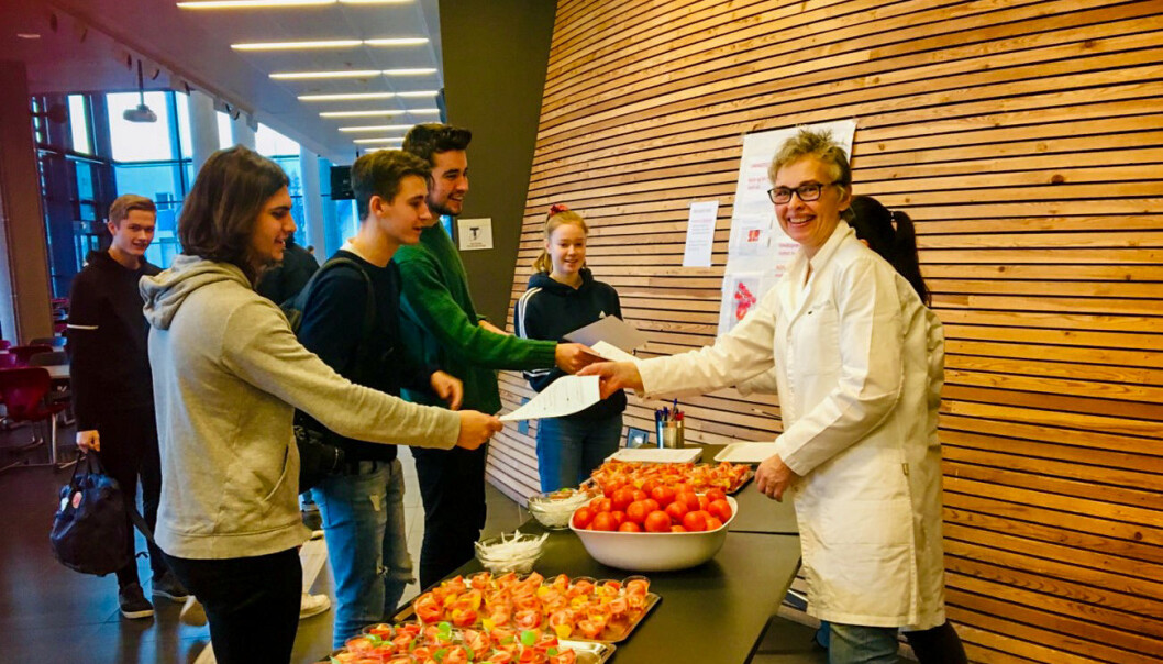 Tomattest: Nofima-forsker Jorunn Sofie Hansen (t.h.) mottar besvarelser fra elever ved Vågen vgs. Kantina deres var én av fem som deltok i omfattende forbrukerundersøkelse om norsk og utenlandsk tomat. (Foto: Nofima). Tomattest: Nofima-forsker Jorunn Sofie Hansen (t.h.) mottar besvarelser fra elever ved Vågen vgs. Kantina deres var én av fem som deltok i omfattende forbrukerundersøkelse om norsk og utenlandsk tomat. (Foto: Nofima).