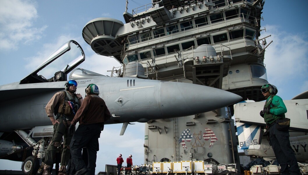 USA og Russland kvitter seg med gamle og ubrukelige atomstridshoder, men utvikler samtidig nye. Dette bildet er fra det amerikanske hangarskipet USS Abraham Lincoln, som angivelig har atomvåpen om bord. (Foto: AP / NTB scanpix) USA og Russland kvitter seg med gamle og ubrukelige atomstridshoder, men utvikler samtidig nye. Dette bildet er fra det amerikanske hangarskipet USS Abraham Lincoln, som angivelig har atomvåpen om bord. (Foto: AP / NTB scanpix)