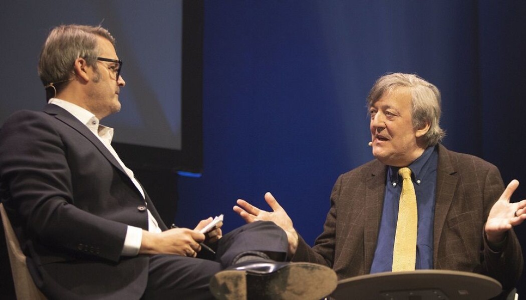 Thomas Seltzer og Stephen Fry snakket om sannhet, løgner og alt imellom under festivalen The Big Challenge mandag. (Foto: Thor Nielsen, NTNU) Thomas Seltzer og Stephen Fry snakket om sannhet, løgner og alt imellom under festivalen The Big Challenge mandag. (Foto: Thor Nielsen, NTNU)