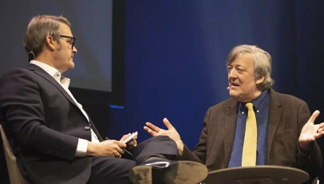Thomas Seltzer og Stephen Fry snakket om sannhet, løgner og alt imellom under festivalen The Big Challenge mandag. (Foto: Thor Nielsen, NTNU)