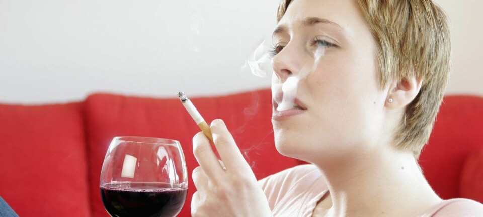 Røykere som prøver å slutte, drikker også mindre alkohol. Men det er ikke godt å si hva som er årsak og virkning.  (Foto: Mike Schröder/Argus/Samfoto)