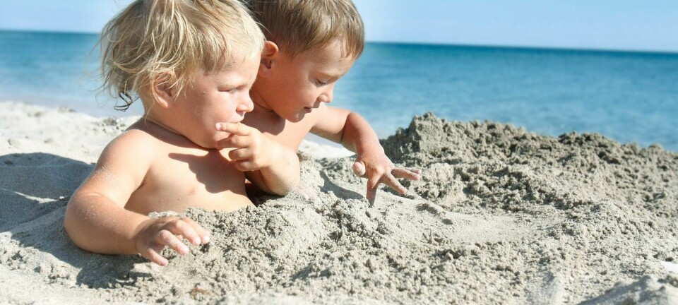 – Små barn er mest utsatt for sandbakteriene fordi sanden har en tendens til å havne i munnen deres. Dessuten er det en opphopning av bakterier i vannkanten, ifølge vannekspert ved Folkehelseinstituttet. (Elena Yakusheva / Shutterstock / NTB scanpix)