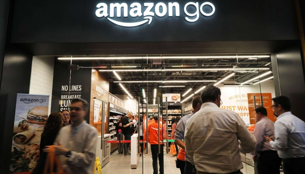 Hos Amazon Go finnes det ingen kasser. Alt du tar med deg blir automatisk registrert på handlekontoen din. Denne butikken åpnet i New York i mai. Så langt finnes det 12 slike kasseløse butikker i USA, og Amazon har planer om flere. Dette er et eksempel på digitalisering av varehandelen som vi kan se mer av fremtiden. (Foto: Spencer Platt/Getty Images/AFP) Hos Amazon Go finnes det ingen kasser. Alt du tar med deg blir automatisk registrert på handlekontoen din. Denne butikken åpnet i New York i mai. Så langt finnes det 12 slike kasseløse butikker i USA, og Amazon har planer om flere. Dette er et eksempel på digitalisering av varehandelen som vi kan se mer av fremtiden. (Foto: Spencer Platt/Getty Images/AFP)