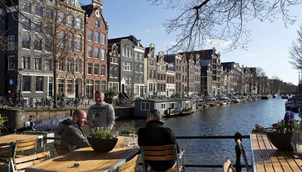 Det er uvisst hvor høye disse mennene i Amsterdam er, men nederlandske menn kommer øverst på listen over gjennomsnittshøyde blant alle verdens nasjonaliteter. (Arkivfoto: Michael Kooren / Reuters / NTB scanpix) Det er uvisst hvor høye disse mennene i Amsterdam er, men nederlandske menn kommer øverst på listen over gjennomsnittshøyde blant alle verdens nasjonaliteter. (Arkivfoto: Michael Kooren / Reuters / NTB scanpix)