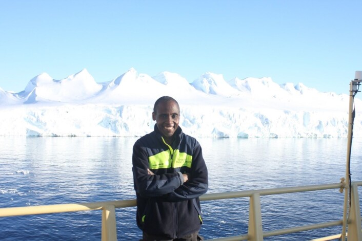 Kuria Ndungu under en pause fra prøvetakingen på en fin antarktisk sommerdag. (Foto: Kuria Ndungu, NIVA) Kuria Ndungu under en pause fra prøvetakingen på en fin antarktisk sommerdag. (Foto: Kuria Ndungu, NIVA)