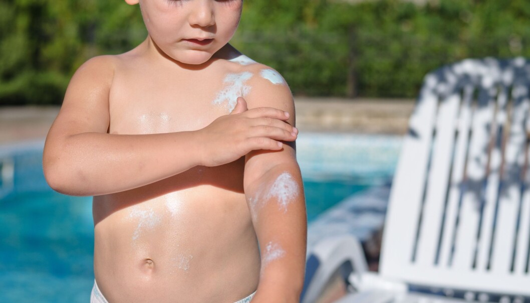En god solkrem skal være enkel å smøre på, den skal lukte godt, ikke være seig og ikke vaskes bort når du bader, skriver Svein Stølen. (Foto: Colourbox) En god solkrem skal være enkel å smøre på, den skal lukte godt, ikke være seig og ikke vaskes bort når du bader, skriver Svein Stølen. (Foto: Colourbox)