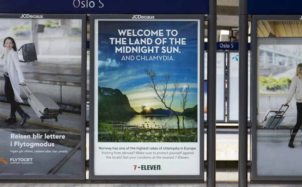 Kioskkjeden 7-Eleven ønsket i fjor reisende velkommen til Oslo S med en reklameplakat som inneholdt norgesreklame og informasjon om klamydiabeskyttelse. (Foto: Fredrik Hagen, NTB scanpix)