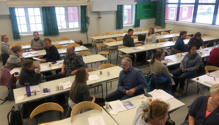 Her er nye mentorer og elever samlet i lokalene til Høgskolen i Innlandet på Blæstad ved Hamar. Eplebonden Knut Braastad har en samtale med en elev på nest bakerste benk til venstre. (Foto: Windy Kester Moe). Her er nye mentorer og elever samlet i lokalene til Høgskolen i Innlandet på Blæstad ved Hamar. Eplebonden Knut Braastad har en samtale med en elev på nest bakerste benk til venstre. (Foto: Windy Kester Moe).