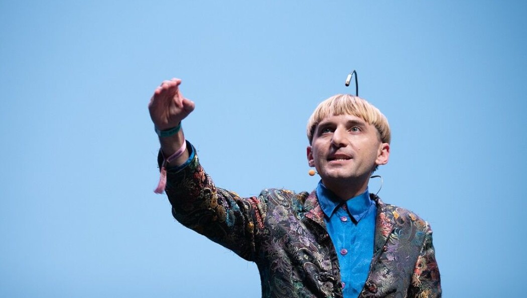 Fargeblinde Neil Harbisson kan høre farger ved hjelp av antennen koblet til bakhodet. (Foto: Kai T. Dragland, NTNU). Fargeblinde Neil Harbisson kan høre farger ved hjelp av antennen koblet til bakhodet. (Foto: Kai T. Dragland, NTNU).