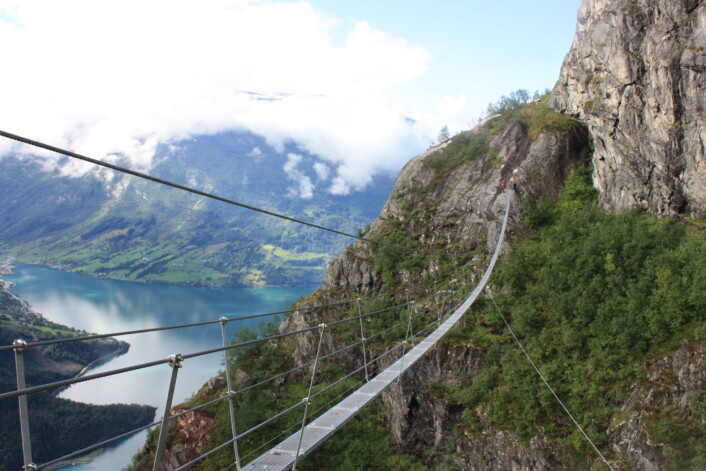 Via Ferrata-rutene har ulike vanskelighetsgrader og enkelte kan være ganske krevende (og litt skumle). Forsker Knut Fossgard anbefaler å prøve rute tilpasset familiens ambisjoner. (Foto: Jan Heggem) Via Ferrata-rutene har ulike vanskelighetsgrader og enkelte kan være ganske krevende (og litt skumle). Forsker Knut Fossgard anbefaler å prøve rute tilpasset familiens ambisjoner. (Foto: Jan Heggem)