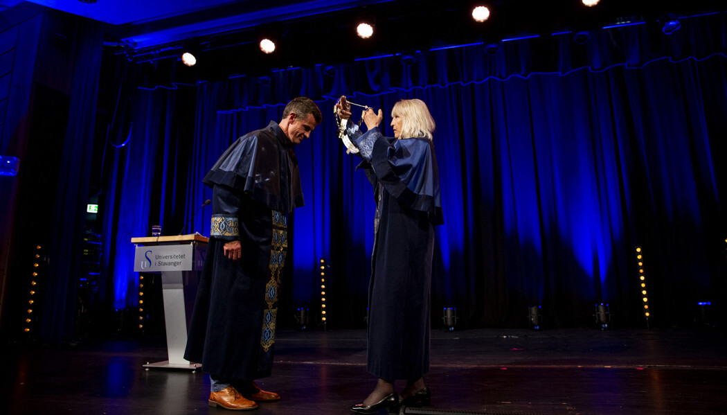 Klaus Mohn får rektorkjedet fra Marit Boyesen under rektorseremonien i Tjodhallen. (Foto: Mari Løvås / UiS) Klaus Mohn får rektorkjedet fra Marit Boyesen under rektorseremonien i Tjodhallen. (Foto: Mari Løvås / UiS)