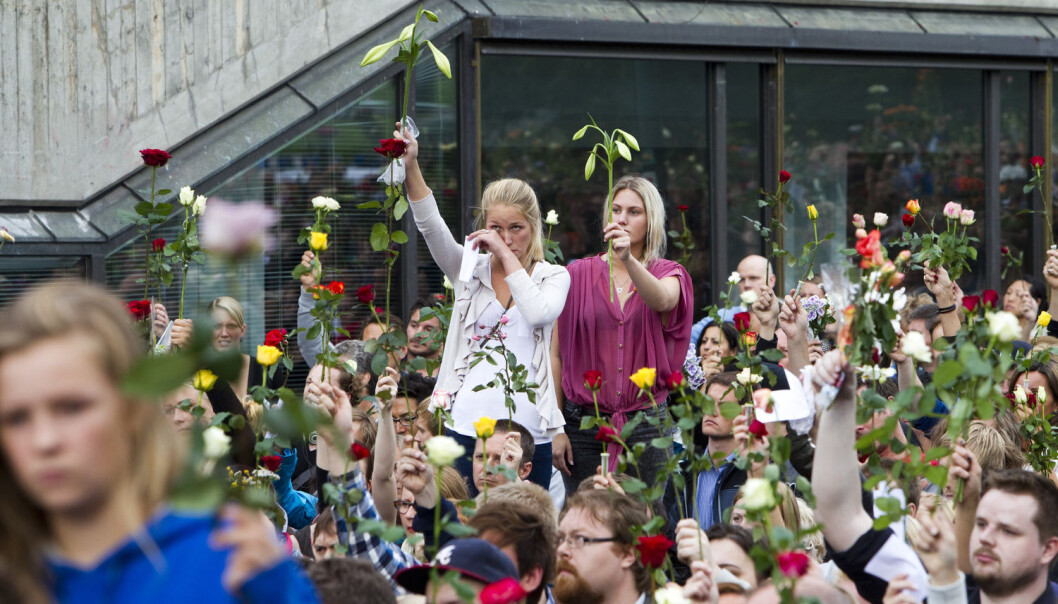 Mange viste sin støtte i dagene etter terrorangrepet i 2011. Familie og venners støtte over tid har vært viktig for den psykiske helsen til terrorofrene i Regjeringskvartalet. (Foto: NTB scanpix) Mange viste sin støtte i dagene etter terrorangrepet i 2011. Familie og venners støtte over tid har vært viktig for den psykiske helsen til terrorofrene i Regjeringskvartalet. (Foto: NTB scanpix)