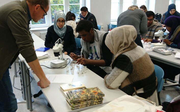 Elevene ved Hersleb videregående skole i arbeid med å sortere insektmaterialet. (Foto: Gunhild Marthinsen, NHM) Elevene ved Hersleb videregående skole i arbeid med å sortere insektmaterialet. (Foto: Gunhild Marthinsen, NHM)