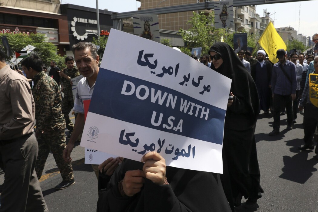Iranere demonstrerer mot USA under en protestmarsj i Teheran i mai. Sanksjonspolitikken mot Iran som følge av at USA trakk seg fra atomavtalen med Iran, har ført til at den humanitære situasjonen i landet har forverret seg betydelig. (Foto: AP, NTB scanpix) Iranere demonstrerer mot USA under en protestmarsj i Teheran i mai. Sanksjonspolitikken mot Iran som følge av at USA trakk seg fra atomavtalen med Iran, har ført til at den humanitære situasjonen i landet har forverret seg betydelig. (Foto: AP, NTB scanpix)