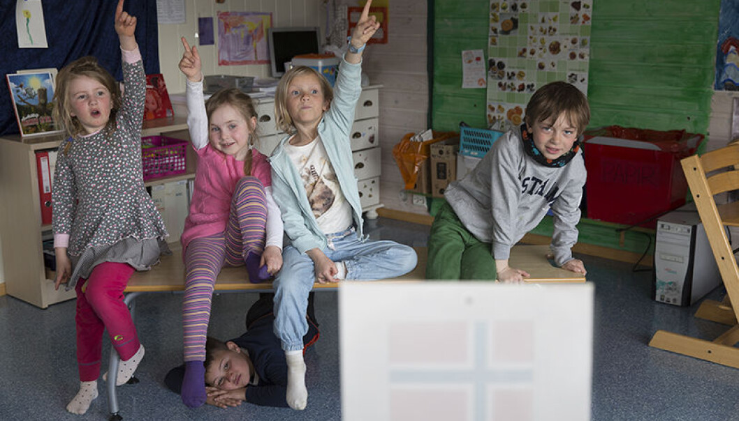 Tromsødialekten er i endring, og da Margit, Astrid, Ingrid, Felix og Håvard skulle fortelle hva de så på bilder, bekreftet resultatet funnene til språkforskerne ved UiT. De fleste brukte kun intetkjønn og felleskjønn. (Foto: Stig Brøndbo) Tromsødialekten er i endring, og da Margit, Astrid, Ingrid, Felix og Håvard skulle fortelle hva de så på bilder, bekreftet resultatet funnene til språkforskerne ved UiT. De fleste brukte kun intetkjønn og felleskjønn. (Foto: Stig Brøndbo)