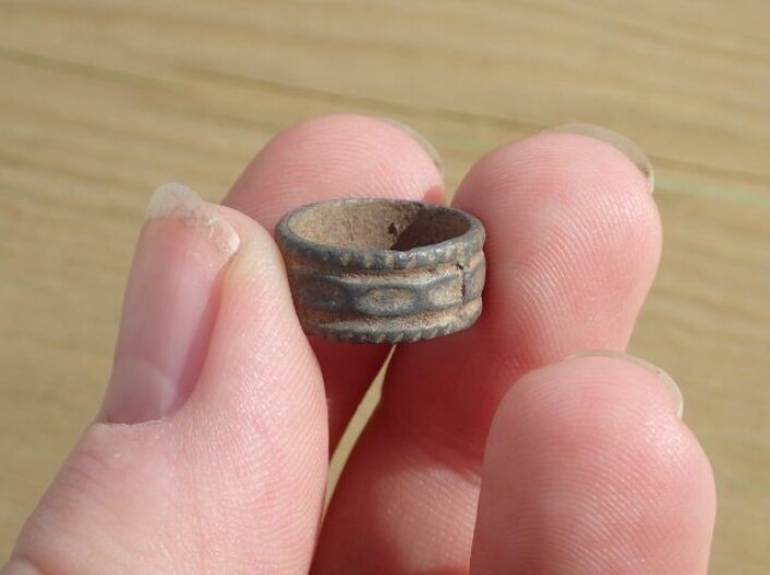 En liten ring med dekor, alt for liten til å være fingerring Foto: Marte Mokkelbost, NTNU Vitenskapsmuseet En liten ring med dekor, alt for liten til å være fingerring Foto: Marte Mokkelbost, NTNU Vitenskapsmuseet