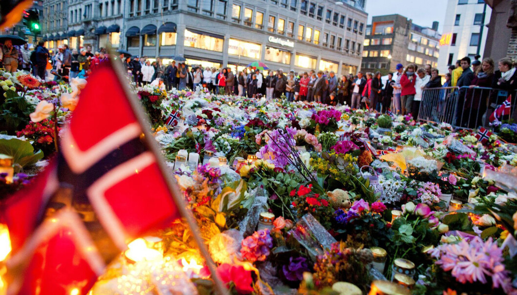 Roser, kjærlighet, fellesskap, samhold og solidaritet – men ikke noe om bakgrunnen for det som skjedde. Det er felles både for meldingene på minnestedene etter terroren 22. juli 2011 og for måten skolen har taklet det på i ettertid. (Foto: Sara Johannessen, VG/Scanpix) Roser, kjærlighet, fellesskap, samhold og solidaritet – men ikke noe om bakgrunnen for det som skjedde. Det er felles både for meldingene på minnestedene etter terroren 22. juli 2011 og for måten skolen har taklet det på i ettertid. (Foto: Sara Johannessen, VG/Scanpix)