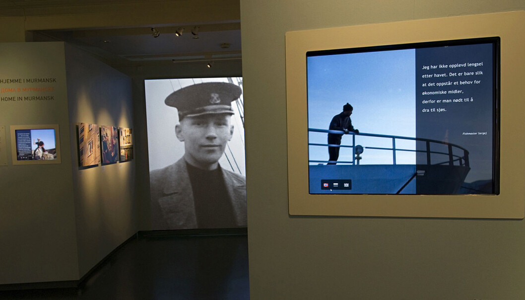 I moderne museer er menneskene ikke bare anonyme representanter for en kultur, men unike individer, hevder forsker Hanne Hammer Stien. Det viser bruken av fotografier, av blant andre fiskeren Sergej i utstillingen «Flytende russisk» ved Perspektivet Museum i Tromsø. (Foto: Mari Hildung/Perspektivet Museum) I moderne museer er menneskene ikke bare anonyme representanter for en kultur, men unike individer, hevder forsker Hanne Hammer Stien. Det viser bruken av fotografier, av blant andre fiskeren Sergej i utstillingen «Flytende russisk» ved Perspektivet Museum i Tromsø. (Foto: Mari Hildung/Perspektivet Museum)