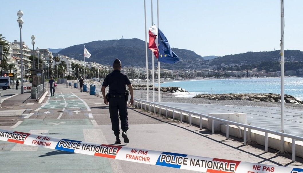 Folketom strand, politisperringer og flagg på halv stang langs Promenade des Anglais i Nice fredag morgen, dagen etter at mer enn 80 mennesker ble drept da en lastebil kjørte inn i en menneskemengde som var samlet i gaten i anledning feiringen av den franske nasjonaldagen. (Foto: Paul Kleiven / NTB scanpix) Folketom strand, politisperringer og flagg på halv stang langs Promenade des Anglais i Nice fredag morgen, dagen etter at mer enn 80 mennesker ble drept da en lastebil kjørte inn i en menneskemengde som var samlet i gaten i anledning feiringen av den franske nasjonaldagen. (Foto: Paul Kleiven / NTB scanpix)