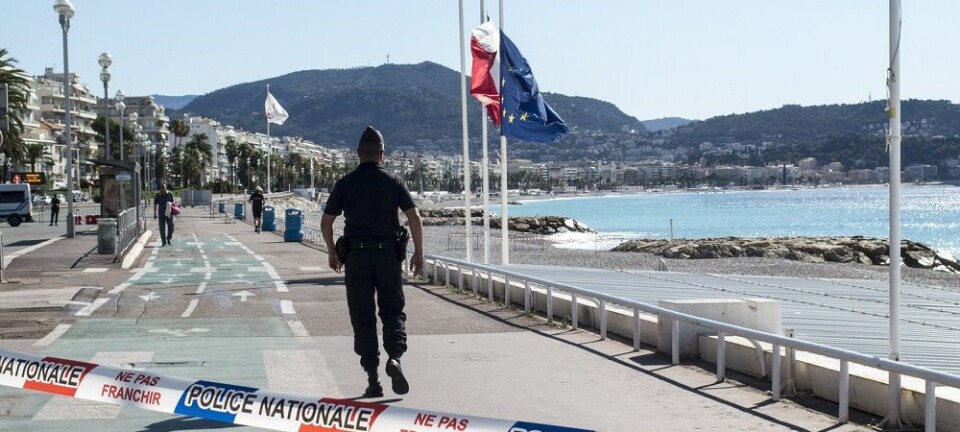 Folketom strand, politisperringer og flagg på halv stang langs Promenade des Anglais i Nice fredag morgen, dagen etter at mer enn 80 mennesker ble drept da en lastebil kjørte inn i en menneskemengde som var samlet i gaten i anledning feiringen av den franske nasjonaldagen. (Foto: Paul Kleiven / NTB scanpix)