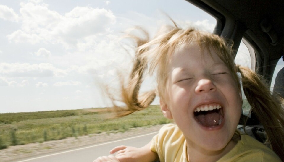 Bilsyke kan ramme mennesker i alle aldre, men mellom to og 14 år er barn mer følsomme enn voksne. Denne jenta nyter tydeligvis et ikke-kvalmt øyeblikk i bilen. (Foto: Shutterstock /NTB Scanpix)