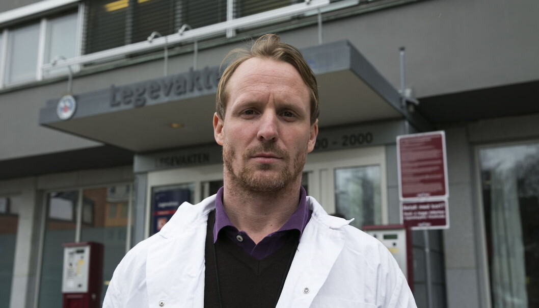 – Jeg mener vi har et ansvar for å gjøre vårt for at situasjonen ikke blir voldelig, sier lege Fredrik Rønning Iversen ved Oslo kommunale legevakt. Han har opplevd slag og spark fra pasienter. (Foto: Jan Petter Lynau, VG/NTB scanpix) – Jeg mener vi har et ansvar for å gjøre vårt for at situasjonen ikke blir voldelig, sier lege Fredrik Rønning Iversen ved Oslo kommunale legevakt. Han har opplevd slag og spark fra pasienter. (Foto: Jan Petter Lynau, VG/NTB scanpix)