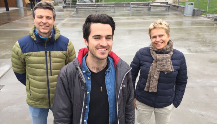 Philip Toney i framgrunnen, leia eit eksperiment om eigarskap og fornybar energi. Her er han saman med medforfattarane av den nye studien, Kristin Linnerud og Erling Holden. (Foto: Katrine Sele). Philip Toney i framgrunnen, leia eit eksperiment om eigarskap og fornybar energi. Her er han saman med medforfattarane av den nye studien, Kristin Linnerud og Erling Holden. (Foto: Katrine Sele).