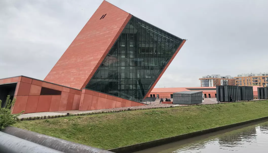 Nesten en milliard kroner har Polen brukt på det nye og imponerende Museet for 2. verdenskrig i Gdansk – byen der 2. verdenskrig ble startet av nazistene. Selve museet ligger begravd i bakken under dette tårnet. (Foto: Bård Amundsen/forskning.no)