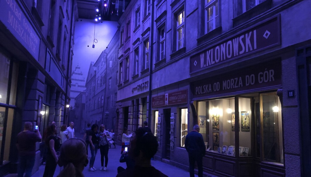 Museet for 2. verdenskrig i Gdansk er populært og tidvis har det vært kø for å komme inn. I museet – som ligger begravd under bakken – kan du oppleve hele gater fra gjenskapte polske byer før krigen brøt løs. (Alle foto: Bård Amundsen/forskning.no) Museet for 2. verdenskrig i Gdansk er populært og tidvis har det vært kø for å komme inn. I museet – som ligger begravd under bakken – kan du oppleve hele gater fra gjenskapte polske byer før krigen brøt løs. (Alle foto: Bård Amundsen/forskning.no)