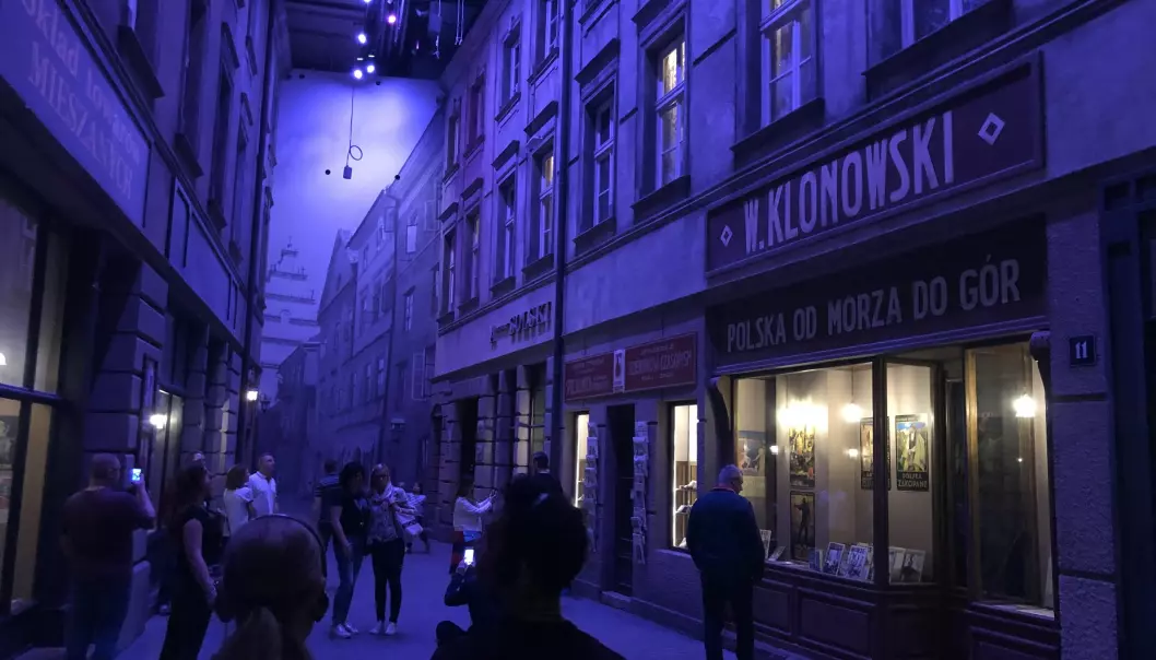 Museet for 2. verdenskrig i Gdansk er populært og tidvis har det vært kø for å komme inn. I museet – som ligger begravd under bakken – kan du oppleve hele gater fra gjenskapte polske byer før krigen brøt løs. (Alle foto: Bård Amundsen/forskning.no)