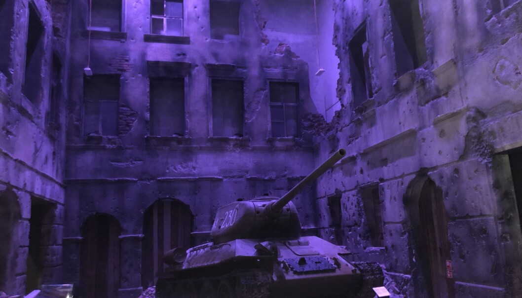 Landets hovedstad Warsawa var en ruinhaug etter krigen, over 80 prosent av bygningsmassen var ødelagt. Det samme var flere andre polske byer. Også industri, landbruk og kulturskatter ble ødelagt. Ødeleggelsene av en gate er gjenskapt i full skala i museet under bakken. (Foto: Bård Amundsen) Landets hovedstad Warsawa var en ruinhaug etter krigen, over 80 prosent av bygningsmassen var ødelagt. Det samme var flere andre polske byer. Også industri, landbruk og kulturskatter ble ødelagt. Ødeleggelsene av en gate er gjenskapt i full skala i museet under bakken. (Foto: Bård Amundsen)