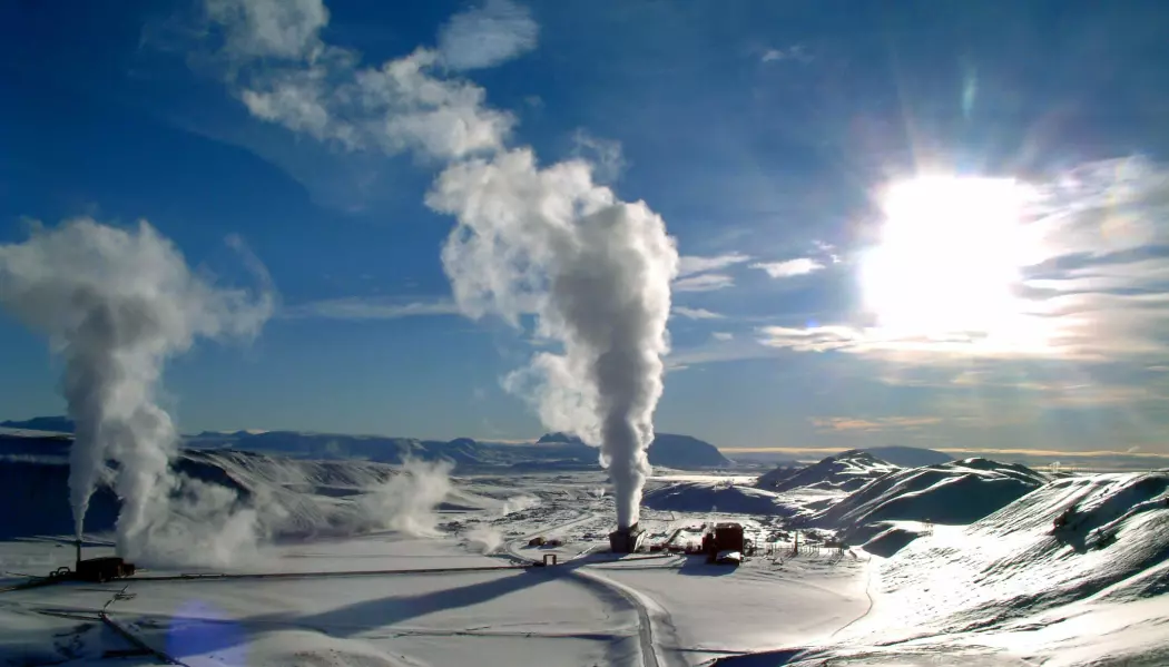 Noen steder – som her på Kraftla på Island – er jordvarmen ganske lett tilgjengelig. Andre steder må man flere kilometer ned i grunnen for å hente opp det som kalles dyp geotermisk energi. (Foto: Ásgeir Eggertsson [CC BY-SA 3.0 (https://creativecommons.org/licenses/by-sa/3.0)])