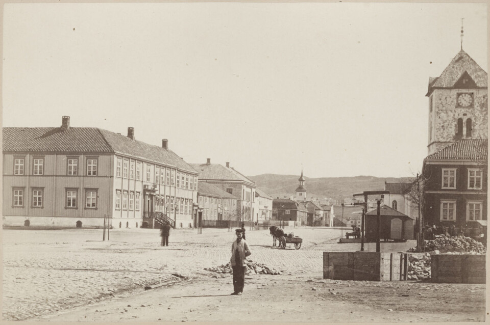Torvet i 1870 sett mot Vår Frues kirke Foto: NIKU