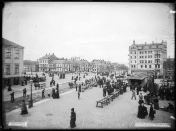 Torvets sørøstre kvadrant i 1908 Foto: NIKU