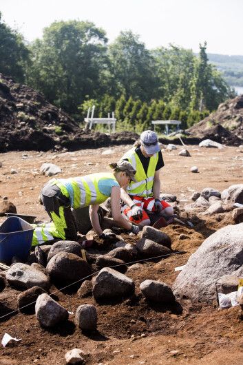 Ann-Kristin Dahlberg (t.v) og Runar Grønlie har mange gravrøyser å grave ut i løpet av sommeren og høsten. (Foto: Elisabeth Tønnessen) Ann-Kristin Dahlberg (t.v) og Runar Grønlie har mange gravrøyser å grave ut i løpet av sommeren og høsten. (Foto: Elisabeth Tønnessen)