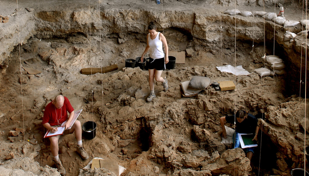 I 2008 avdekket forskerne en rikt utstyrt grav i en hule i Israel. Det har tatt flere år å skjønne sammenhengene. Steinaldermenneskene fylte systematisk graven med gjenstander, lag på lag. (Foto: Naftali Hilger) I 2008 avdekket forskerne en rikt utstyrt grav i en hule i Israel. Det har tatt flere år å skjønne sammenhengene. Steinaldermenneskene fylte systematisk graven med gjenstander, lag på lag. (Foto: Naftali Hilger)