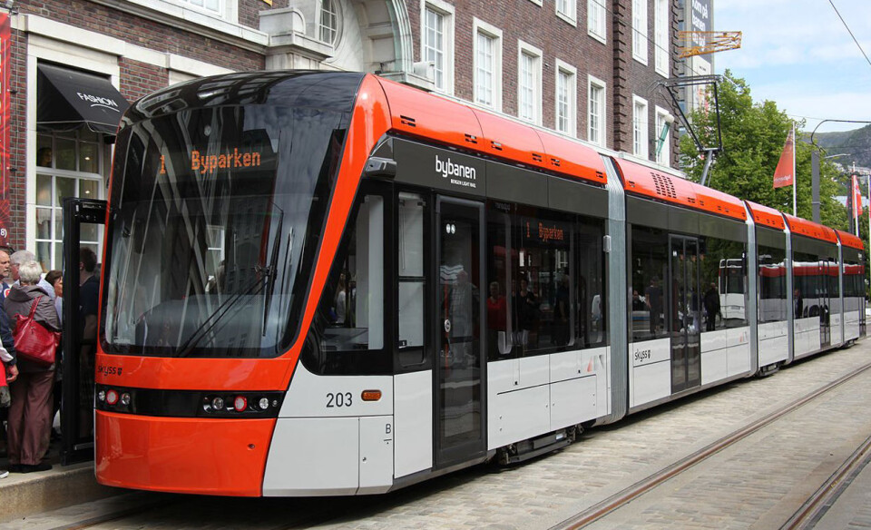 Bybanen i Bergen utvides stadig. Våren 2017 åpner den helt fram til Flesland lufthavn. Senere skal også nye linjer bygges til Fyllingsdalen og Åsane. Bildet er tatt 23. juni 2010, dagen etter at første trinn av banen ble åpnet. (Foto: Nina Aldin Thune, CC BY-SA 3.0)