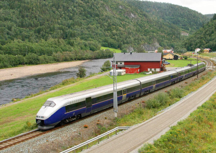 – Jernbanen har sin fordel der man skal frakte veldig mye veldig langt, ifølge Therese Skåtun i Jernbaneverket. Her passerer NSBs tog Signatur Krogstadsanden rett nord for Støren i 2008. (Foto: Sveins, CC BY-SA 3.0) – Jernbanen har sin fordel der man skal frakte veldig mye veldig langt, ifølge Therese Skåtun i Jernbaneverket. Her passerer NSBs tog Signatur Krogstadsanden rett nord for Støren i 2008. (Foto: Sveins, CC BY-SA 3.0)