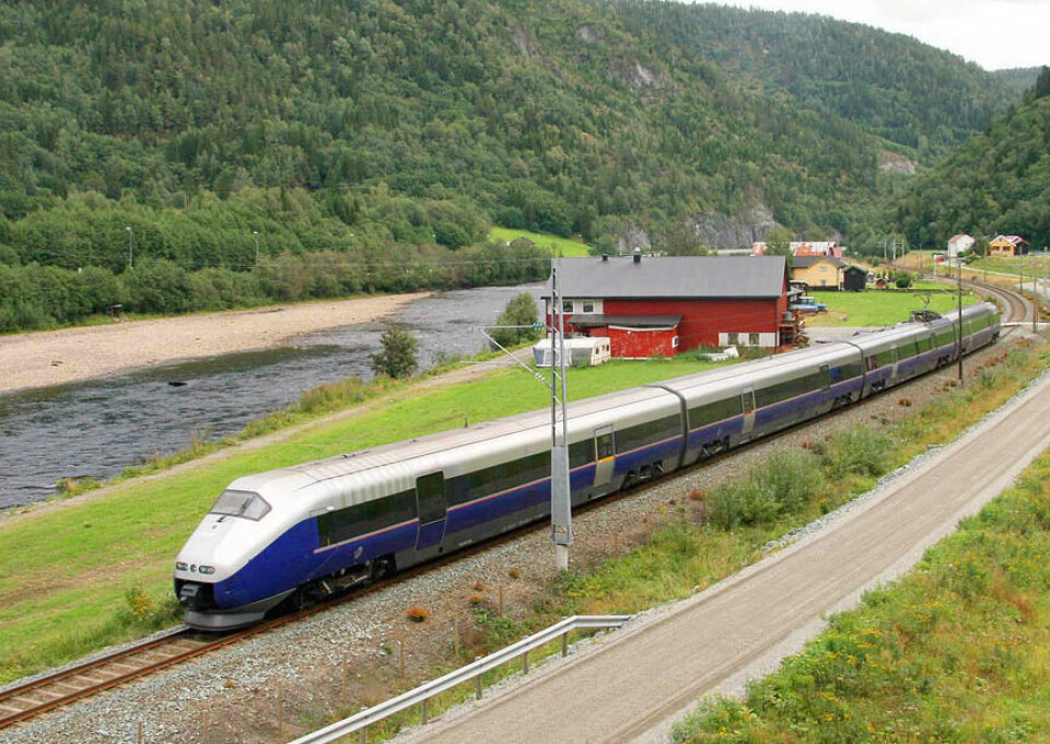 – Jernbanen har sin fordel der man skal frakte veldig mye veldig langt, ifølge Therese Skåtun i Jernbaneverket. Her passerer NSBs tog Signatur Krogstadsanden rett nord for Støren i 2008. (Foto: Sveins, CC BY-SA 3.0)