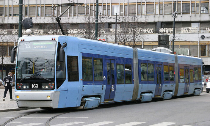 SL-95 er produsert av AnsaldoBreda i Italia og kom i bruk i fra 1998 etter problemer med støy, skader på gatelegemet, rust og sprekkdannelser. De kalles også for tordentrikker og stridsvogner. (Foto: Trond Strandsberg, CC BY-SA 3.0) SL-95 er produsert av AnsaldoBreda i Italia og kom i bruk i fra 1998 etter problemer med støy, skader på gatelegemet, rust og sprekkdannelser. De kalles også for tordentrikker og stridsvogner. (Foto: Trond Strandsberg, CC BY-SA 3.0)