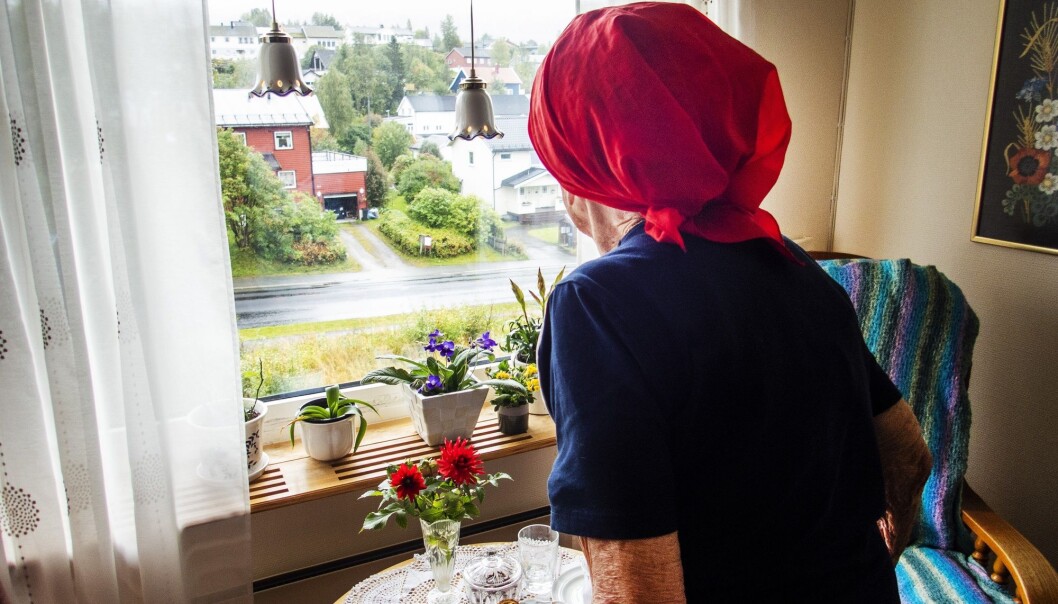 Blant de over 67 år som bor hjemme er det dobbelt så mange kvinner som menn. Også andelen som bor alene i denne aldersgruppen, er vesentlig høyere for kvinner enn for menn. Totalt bor én av tre eldre alene, viser tall fra Statistisk sentralbyrå. (Foto: Gorm Kallestad / NTB scanpix) Blant de over 67 år som bor hjemme er det dobbelt så mange kvinner som menn. Også andelen som bor alene i denne aldersgruppen, er vesentlig høyere for kvinner enn for menn. Totalt bor én av tre eldre alene, viser tall fra Statistisk sentralbyrå. (Foto: Gorm Kallestad / NTB scanpix)