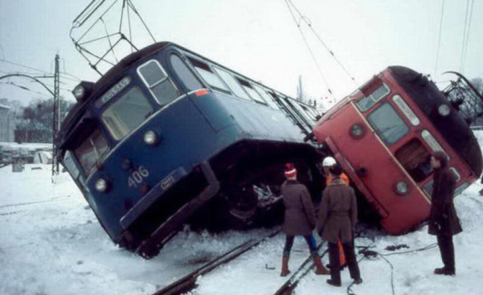 Kryssende konflikter blir ikke alltid så tilspisset som denne ulykken i møtet mellom Kolsåsbanen og Holmenkollbanen ved Frøen stasjon i 1980. (Foto: Rolf Thoresen, Oslo byarkiv CC BY SA 3.0)