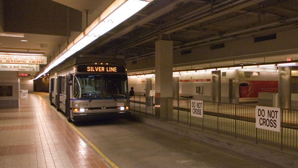 Busslinja Silver Line i Boston, USA kjører inn på South Station. Bussen går lengre strekk i tunnel, omtrent som en T-bane men uten skinner. (Foto: Xb-70, CC)