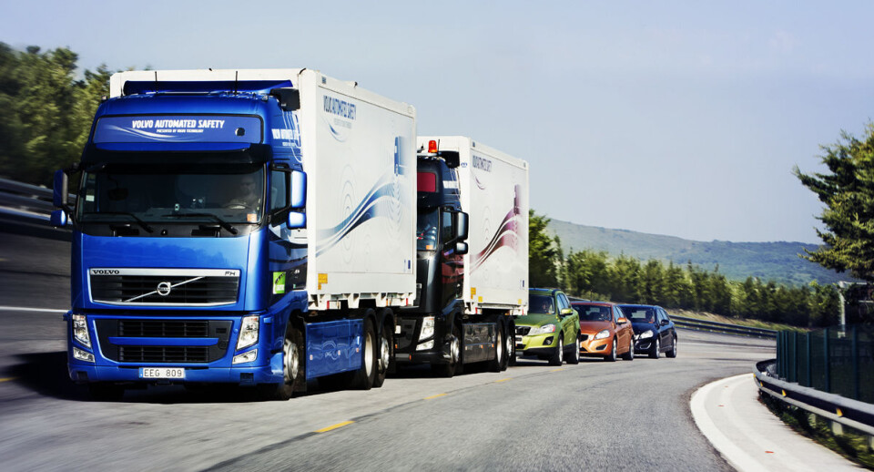 EU-prosjektet SARTRE (Safe Road Trains for the Environment) prøvde ut teknologi for selvstyrte kolonner fra 2009 til 2012. Her følger en gruppe selvstyrte personbilder tett inntil en ledebil. Bilene kan kjøre tett fordi automatikken reagerer mye raskere enn et menneske. Dermed blir luftmotstanden mindre og veien utnyttes bedre. (Foto: www.sartre-project.eu)