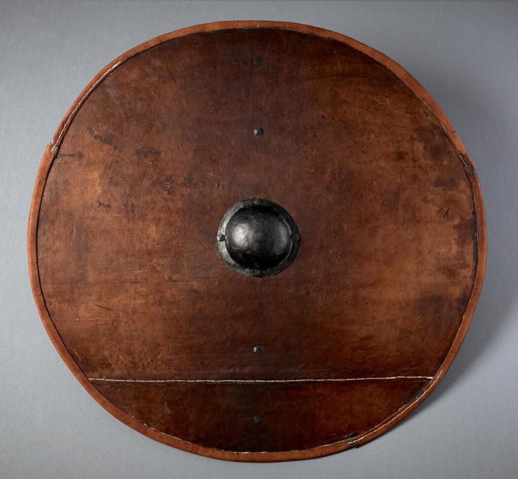 På bakgrunn av forskningsprosjektet er det aller første autentiske vikingskjoldet nå under konstruksjon. Det kan oppleves på Trelleborg ved Slagelse i Danmark. (Foto: Tom Jersø/Projekt Vikingeskjoldet) På bakgrunn av forskningsprosjektet er det aller første autentiske vikingskjoldet nå under konstruksjon. Det kan oppleves på Trelleborg ved Slagelse i Danmark. (Foto: Tom Jersø/Projekt Vikingeskjoldet)