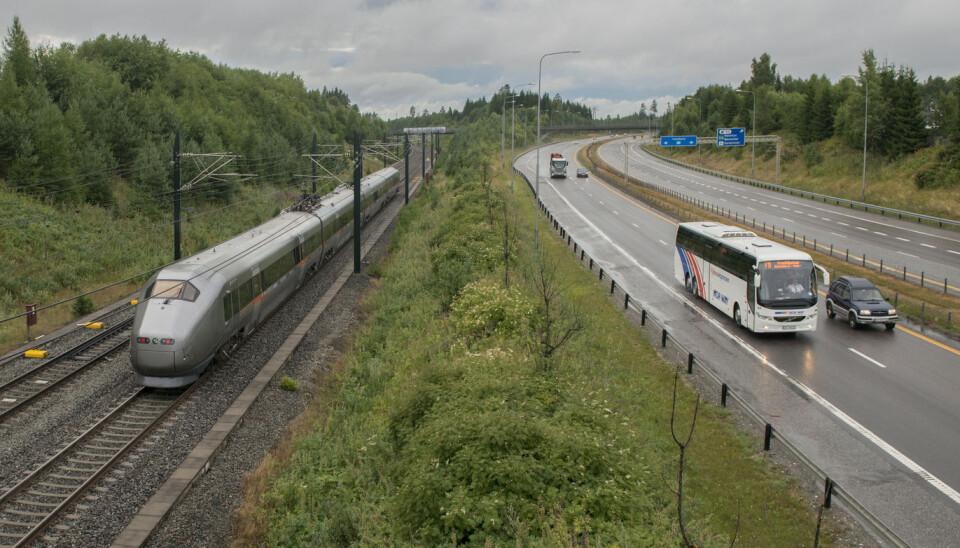 Selvkjørende biler, tette kolonner og intelligent trafikkstyring kan viske ut forskjellen mellom kollektivtrafikk og privatbilisme. Hvorfor skal vi legge skinner ved siden av veien når veien kan bli like grønn som banen? Bildet viser flytoget og trafikken på E6 mellom Oslo og Gardermoen. (Foto: © Helge Sunde / Samfoto)