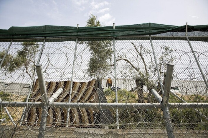 Flyktninger holdes innenfor høye piggtrådgjerder i Moria-leiren på Lesvos i Hellas. (Foto: Tore Meek / NTB scanpix) Flyktninger holdes innenfor høye piggtrådgjerder i Moria-leiren på Lesvos i Hellas. (Foto: Tore Meek / NTB scanpix)