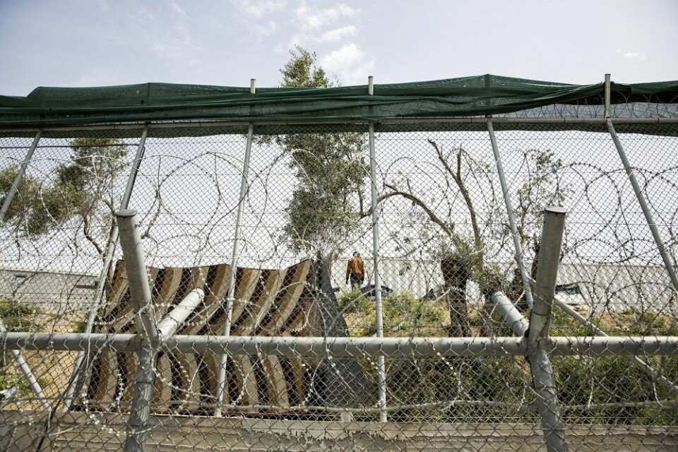 Flyktninger holdes innenfor høye piggtrådgjerder i Moria-leiren på Lesvos i Hellas. (Foto: Tore Meek / NTB scanpix)