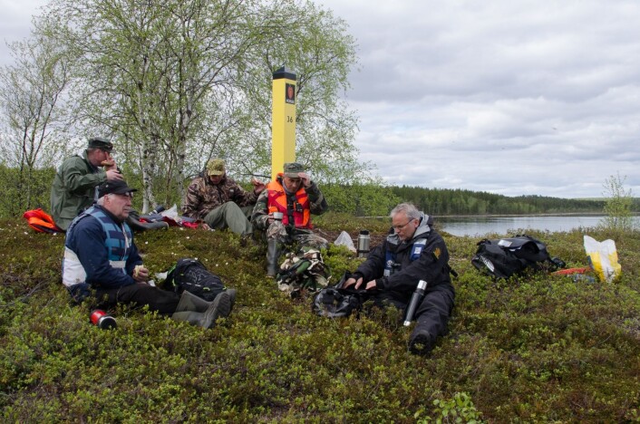 Norske og russiske vannfugltellere samlet til felles lunsj på Råkoppisaari. (Foto: Morten Günther) Norske og russiske vannfugltellere samlet til felles lunsj på Råkoppisaari. (Foto: Morten Günther)